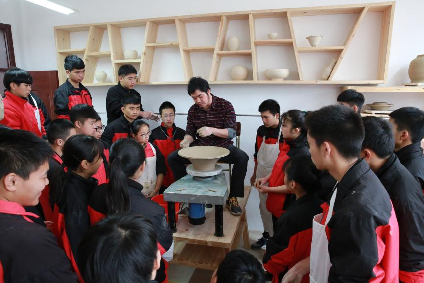 图：龙泉市中等职业公司聘请青瓷大师来校授课