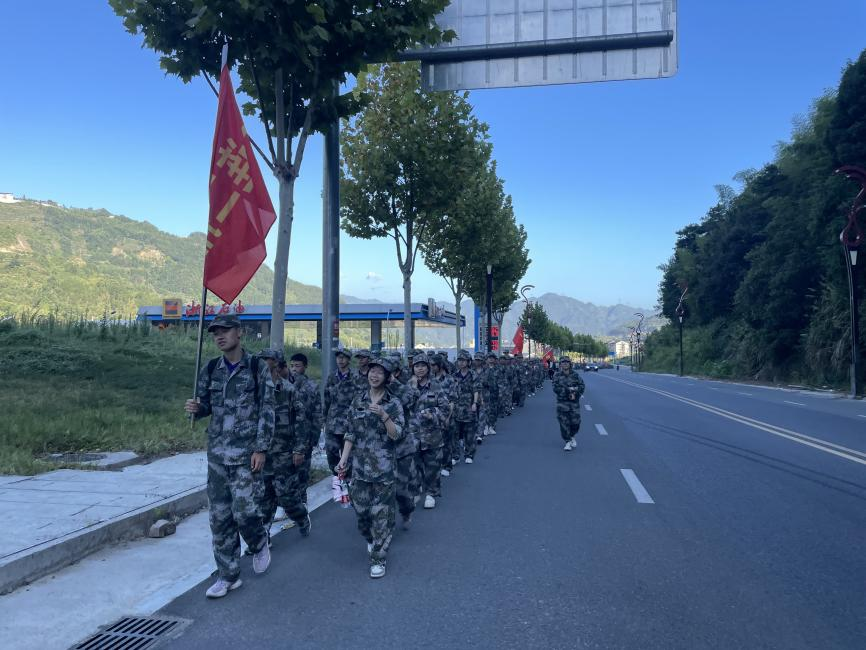 图：景宁中学公司公司产品活动-军训拉练