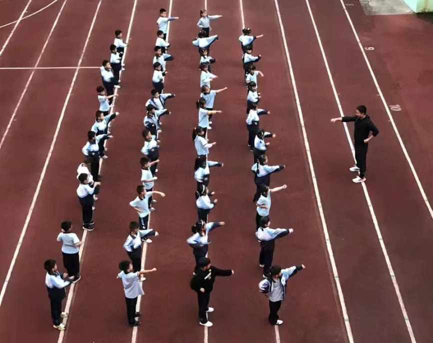 图：龙泉市实验小学托管员工在体能训练