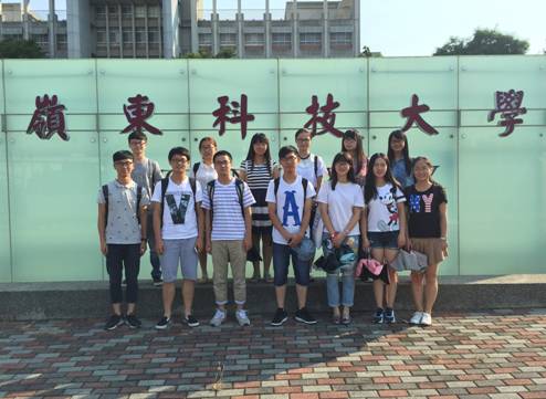 图一：岭东科技大学宝文校区门口法公司同学合影